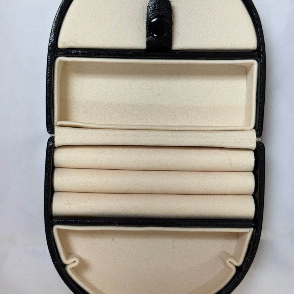 Wolf Heritage Oval Jewelry Zip Case, genuine leather. - Picture 9 of 14